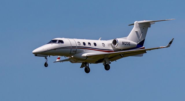 Phenom 300 N123S