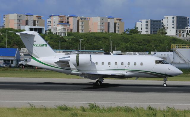 Challenger 604 N203MW