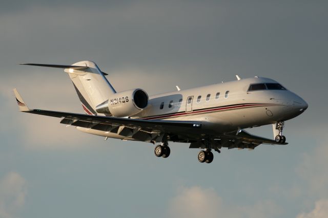 Challenger 604 N214QS