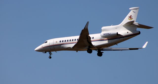 Falcon 7X N221HJ