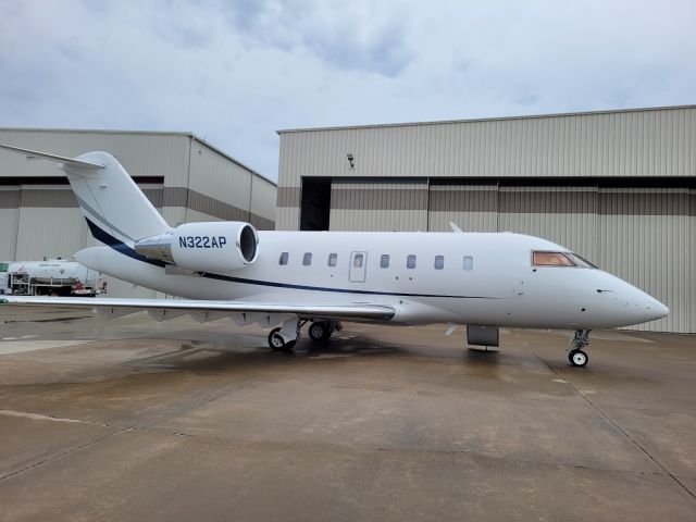Challenger 604 N322AP