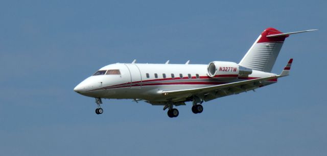 Challenger 604 N327TW