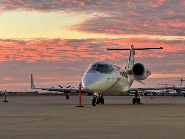 Learjet 60 N662AR