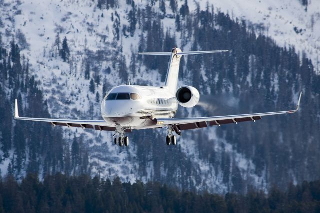 Challenger 604 N765WT