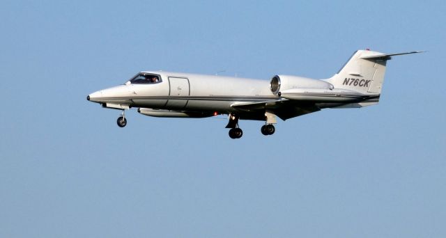 Learjet 35 N76CK