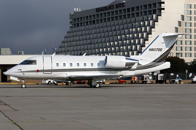 Challenger 604 N807DD