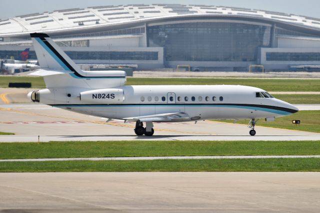 Falcon 900B N824S